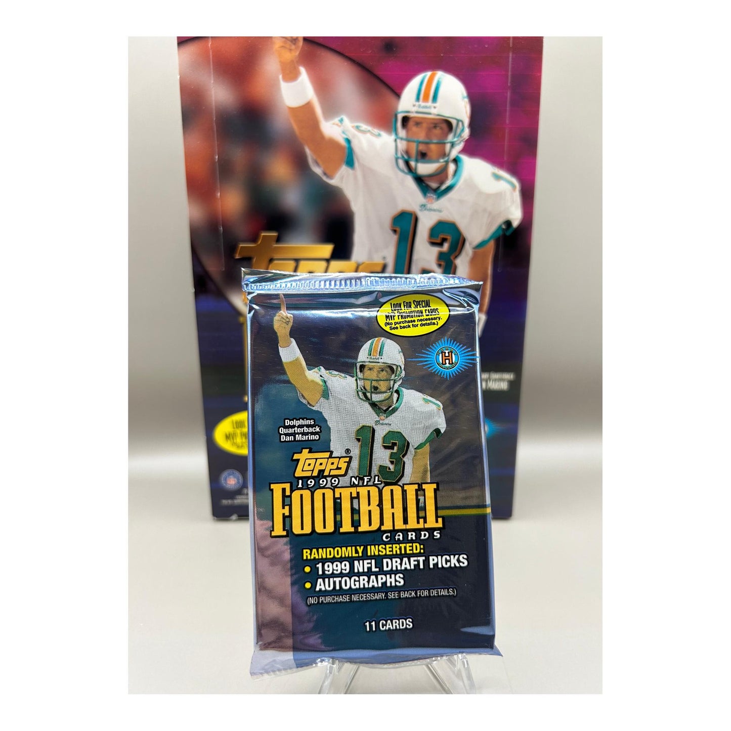 1999 TOPPS NFL FOOTBALL 11 Trading Card Pack.